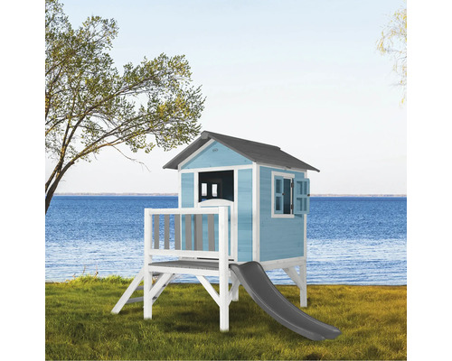 Maisonnette en bois avec toboggan et volets sur fond de lac