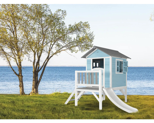 Cabane de jeu en bois avec toboggan dans le jardin