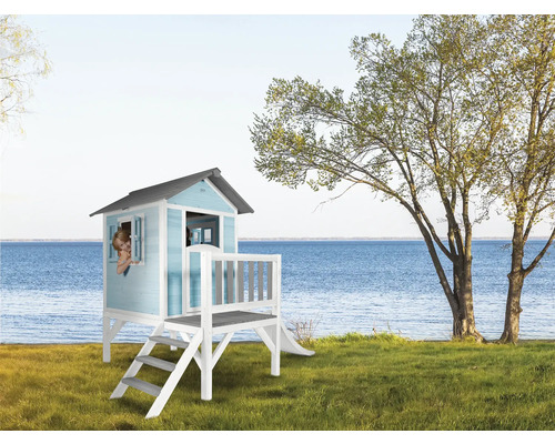 Cabane de jeux en bois avec toboggan et échelle dans le jardin