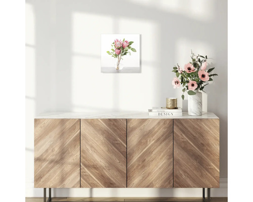 Tableau mural avec arrangement floral au-dessus d''une armoire en bois