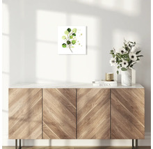 Dekoratives Wandbild mit Eukalyptusmotiv im Wohnraum auf einem Holzschrank
