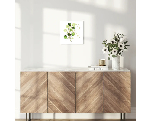 Image murale décorative avec motif d''eucalyptus dans un salon sur une armoire en bois
