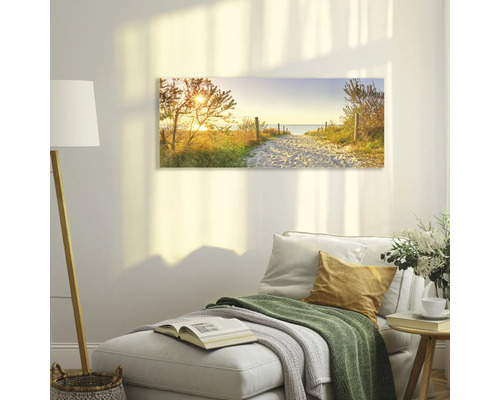 Wohnraum mit Wandbild eines Weges zum Strand