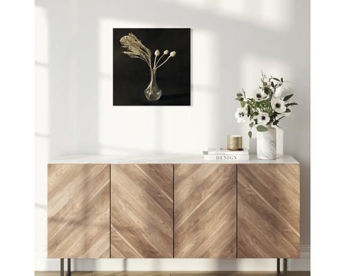 Art mural décoratif avec nature morte florale au-dessus d''un meuble en bois