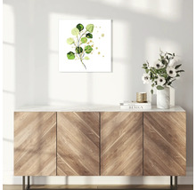 Dekorative Leinwand mit Eukalyptusmotiv über einem Holzschrank