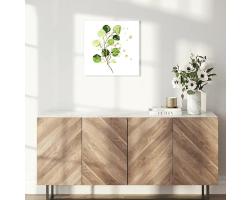 Toile décorative avec motif d''eucalyptus au-dessus d''une armoire en bois