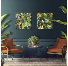 Salon décoratif avec deux tableaux muraux tropicaux, deux chaises et une table