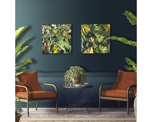 Salon décoratif avec deux tableaux muraux tropicaux, deux chaises et une table