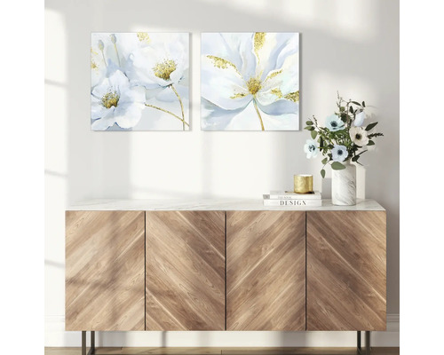 Buffet décoratif avec tableaux de fleurs et vase de fleurs pour une maison élégante