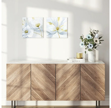 Wohnzimmer mit Anrichte, zwei Blumenbildern und Dekoration