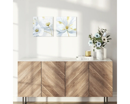 Scène de salon avec buffet, peintures et décorations