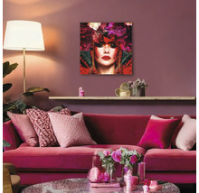 Salon avec canapé rouge, table basse et peinture murale avec femme et fleurs