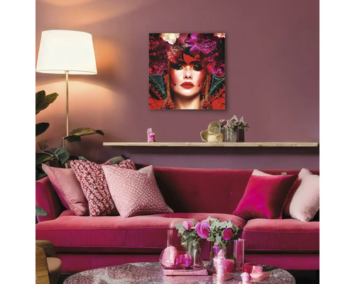 Wohnzimmer mit rotem Sofa, Couchtisch und Wandbild mit Frau und Blumen