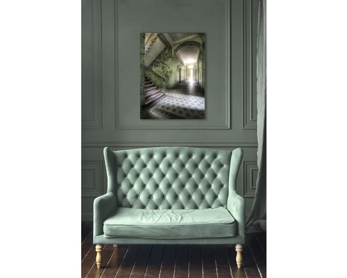 Impression photo avec le motif d''une cage d''escalier, présentée au-dessus d''un canapé.