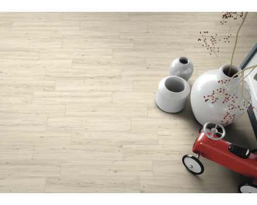 Heller Fliesenboden mit Holzoptik, dekoriert mit Vasen und Spielzeugauto