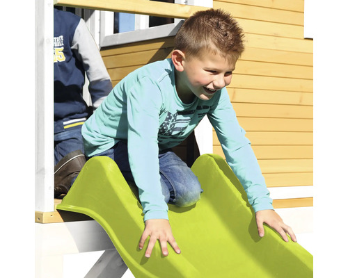 Un enfant glisse sur un toboggan d''une aire de jeux.