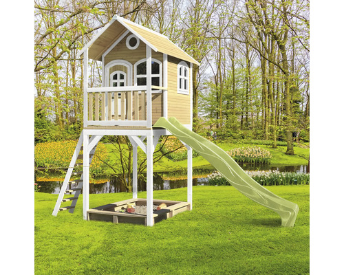 Aire de jeux avec toboggan et bac à sable dans le jardin