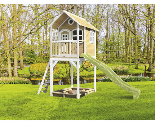 Maison de jeu avec toboggan et bac à sable dans le jardin