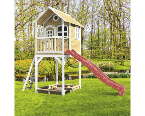 Spielhaus mit Rutsche und Sandkasten im Garten