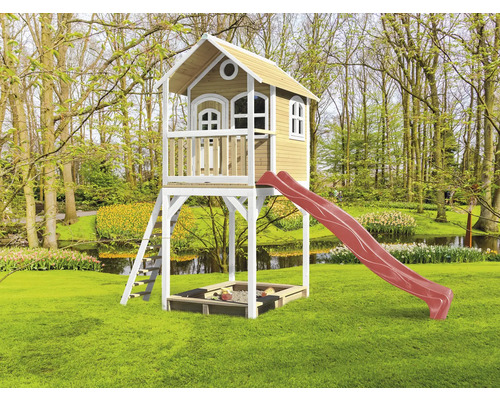 Spielhaus mit Rutsche und Sandkasten im Garten