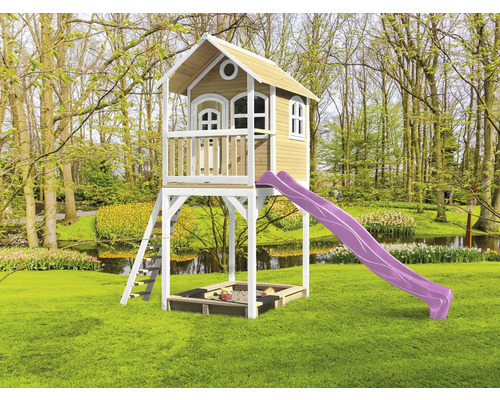 Maison de jeu en bois avec toboggan et bac à sable dans le jardin