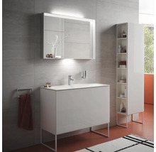 Salle de bains moderne avec meuble-lavabo, armoire de toilette éclairée et armoire haute