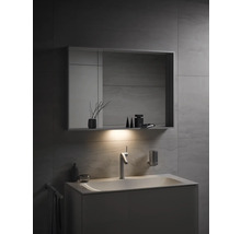 Salle de bains moderne avec meuble sous-vasque, miroir et éclairage.
