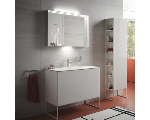 Salle de bains avec meuble-lavabo, armoire de toilette avec éclairage et armoire haute