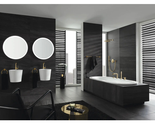 Salle de bain moderne avec baignoire, lavabos et miroirs