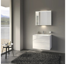 Salle de bains moderne avec meuble-lavabo blanc, miroir éclairé et tapis