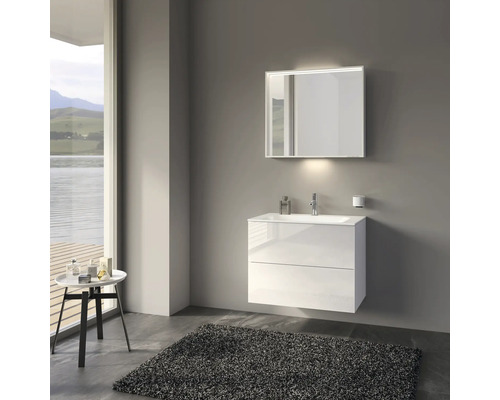 Salle de bains moderne avec meuble-lavabo blanc, miroir éclairé et tapis