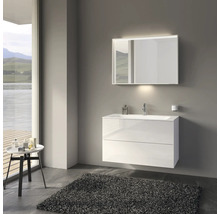 Salle de bains moderne avec meuble sous-lavabo blanc, miroir avec éclairage et tapis gris.