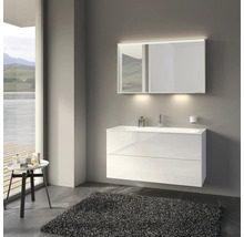 Salle de bains avec meuble sous-lavabo blanc, miroir lumineux et tapis