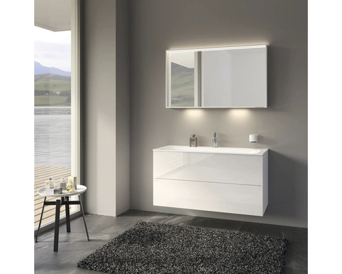 Salle de bains avec meuble sous-lavabo blanc, miroir lumineux et tapis