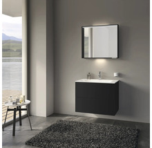 Salle de bain moderne avec meuble sous-vasque, miroir et tapis