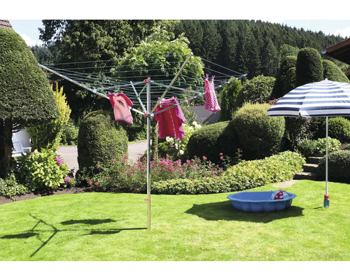 Drehwäscheständer mit aufgehängter Wäsche in einem Garten