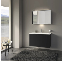 Salle de bains moderne avec meuble sous-lavabo noir, miroir avec éclairage et tapis gris