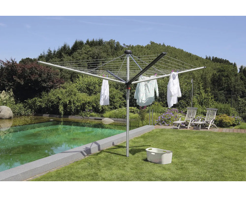 Dreh-Wäschespinne mit Wäsche im Garten neben Pool und Sitzgelegenheit