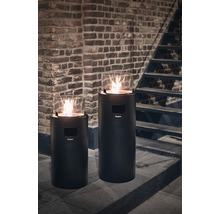 Zwei schwarze Enders Gasfeuerstellen mit Glasaufsatz im Außenbereich.