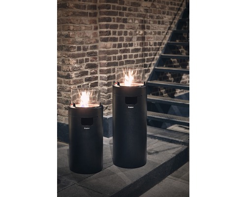 Zwei schwarze Enders Gasfeuerstellen mit Glasaufsatz im Außenbereich.