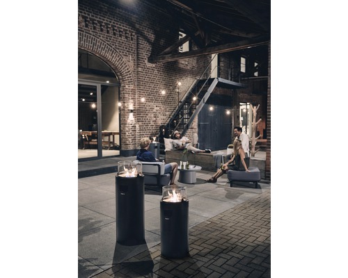 Terrasse mit Aussenbereich, Sitzgelegenheiten und zwei runden Gasheizstrahlern