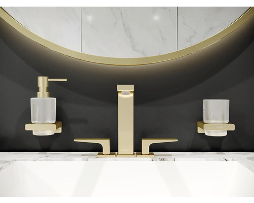 Robinet de salle de bains avec distributeur de savon et gobelet à brosse à dents devant un miroir