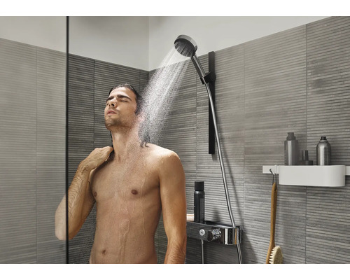 Mann unter der Dusche mit Duschkopf und Duschsystem