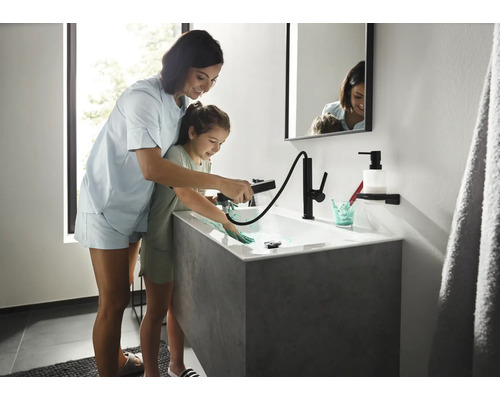 Badezimmerszene mit Mutter und Tochter am Waschtisch mit schwarzer Armatur und Handbrause