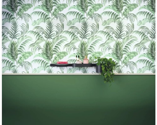 Wandgestaltung mit Blättermuster-Tapete, Ablage und Zimmerpflanze