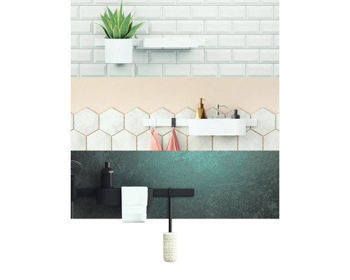 Aménagement de salle de bains avec étagères, serviettes et accessoires devant différents carreaux muraux.