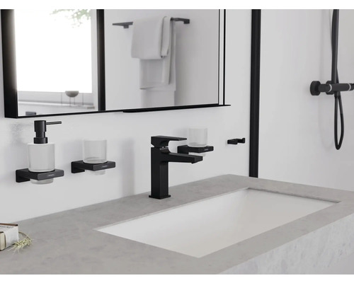 Modernes Badezimmer mit Waschbecken, Armatur, Spiegel und Accessoires