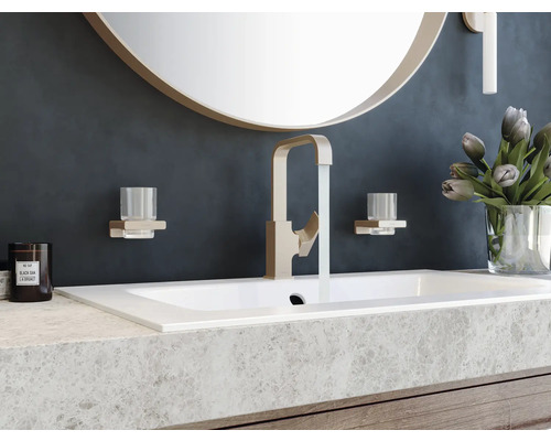 Intérieur de salle de bains avec lavabo, robinet, miroir, verre à dents et décoration