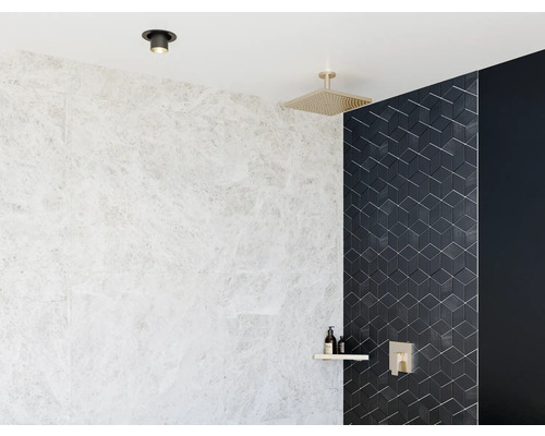 Badezimmer mit Dusche, Deckenleuchte und Fliesenwand