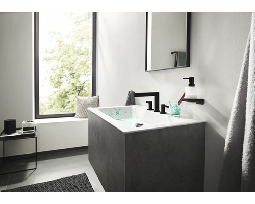 Modernes Badezimmer mit Waschbecken, Armatur und Spiegel